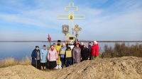 Хабаровский священник освятил четырёхметровый поклонный крест на берегу Амура